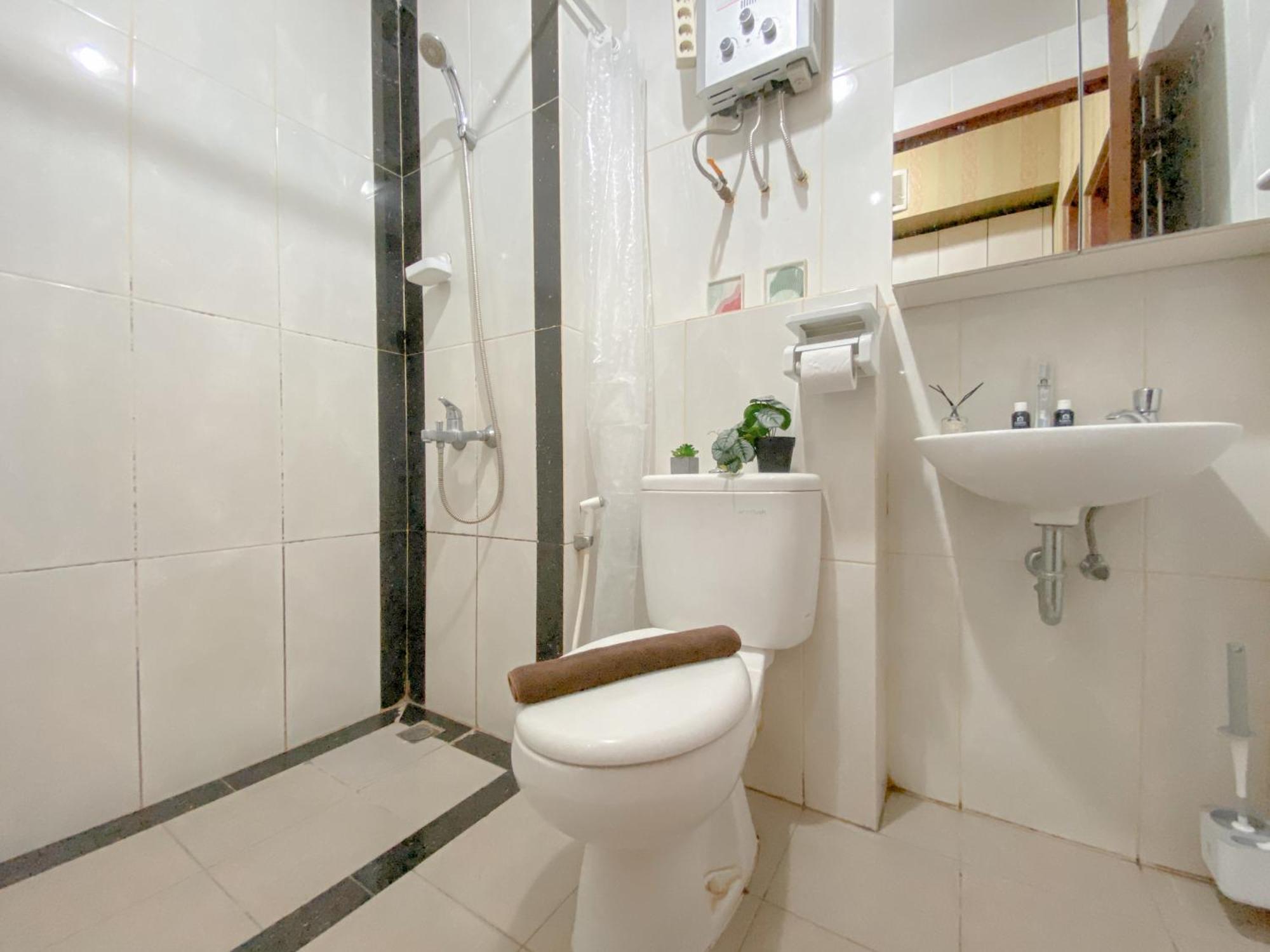 Apartemen Cozy Grand Kamala Lagoon By Travelio Bekasi